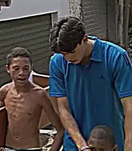O jovem Kaka visitando uma comunidade em 2002🥹 #kaka #fyp #futebol 