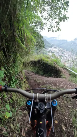 Cuando van con audifonos y no puedes frenar#bikes #mtb #downhill #caida 