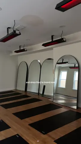such a zen space 🧘🏻‍♀️ #yoga #yogastudio #chicagoyoga #chicagoworkout #theapartmentchicago #thegaragechicago #hotyoga #heatedyoga #heatedworkout #chicago #westtown 
