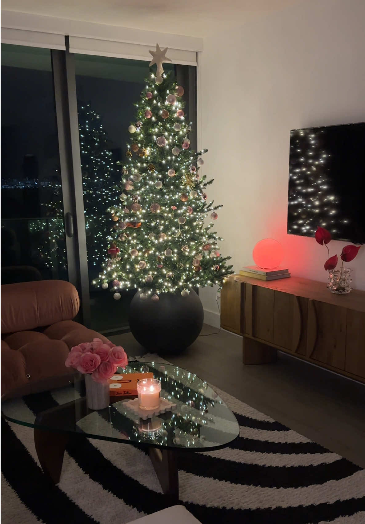 night mode 🌙 #funornaments #christmastree #coolhomedecor #noguchicoffeetable #eternitymodern #mariobellinisofa #crateandbarrel #westelm @West Elm @crateandbarrel #designwithinreach 