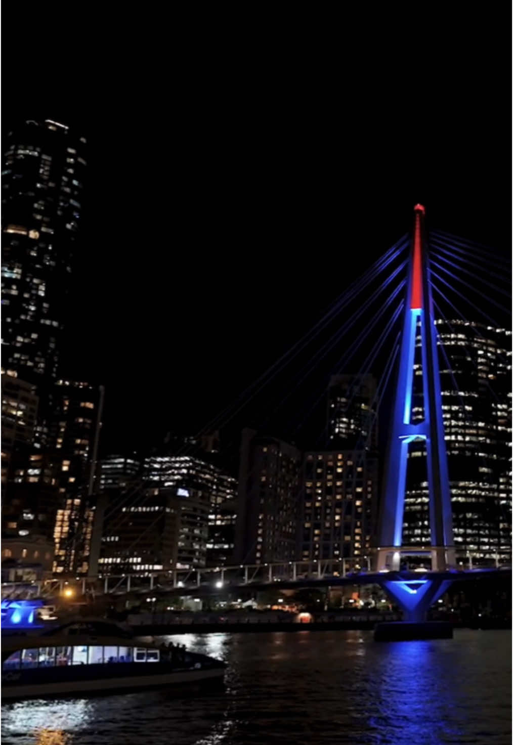 Brisbane just got a little brighter. ✨ Have you spotted the Kangaroo Point Bridge at night? Some of the best nighttime vantage points include: On the Kangaroo Point side of the river - Kangaroo Point cliffs and the riverside path near Riverlife. On the CBD side - the shared path in the City Botanic Gardens, the bridge's CBD landing plaza, and the space next to the Riverside Café. On the bridge - there are five pause points on the bridge, including at the main mast area which will be lit. The bridge can now also be booked for community causes via our Light Up Brisbane calendar on our website.