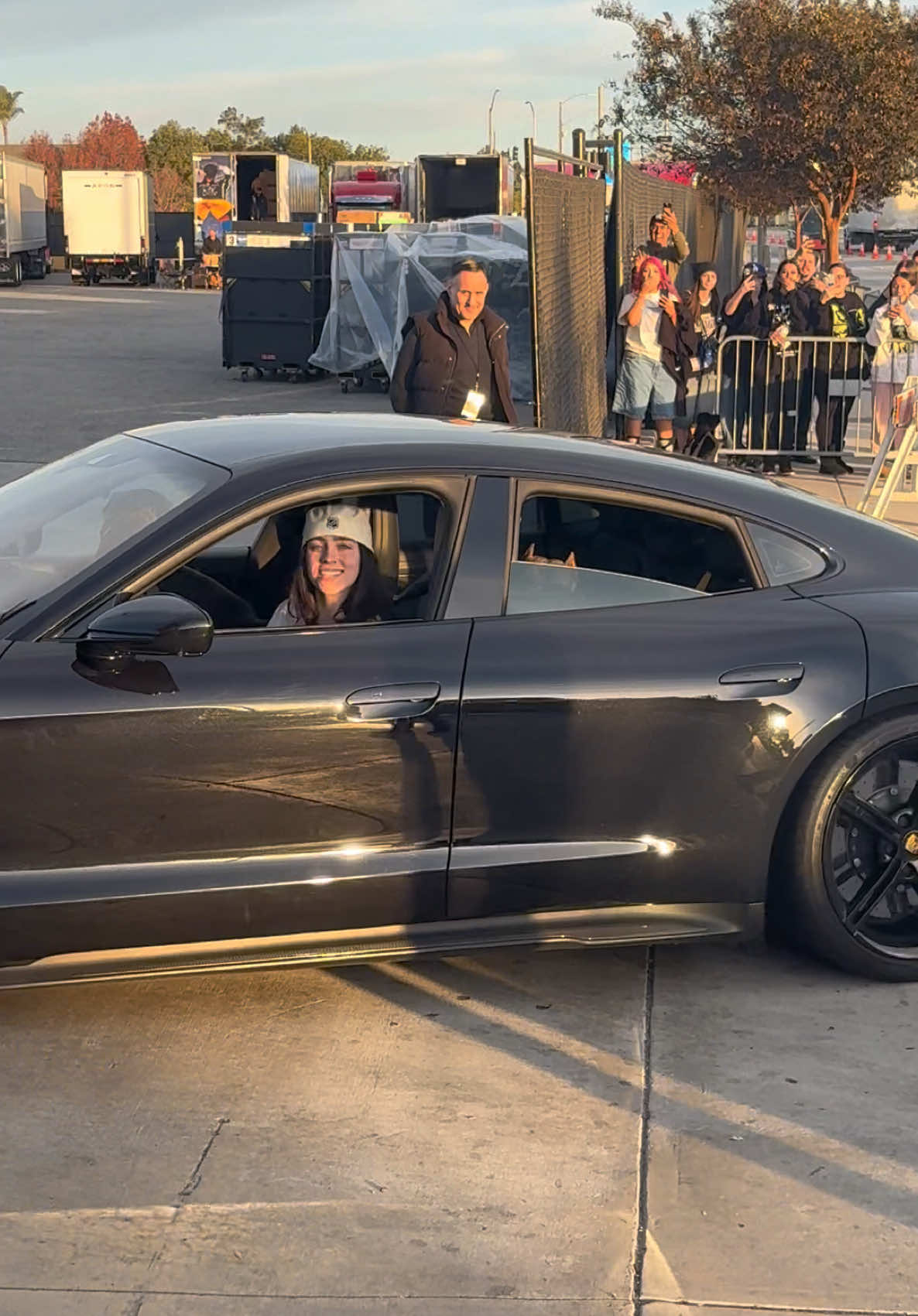 Billie showing up to the forum todayyy🖤 @BILLIE EILISH 