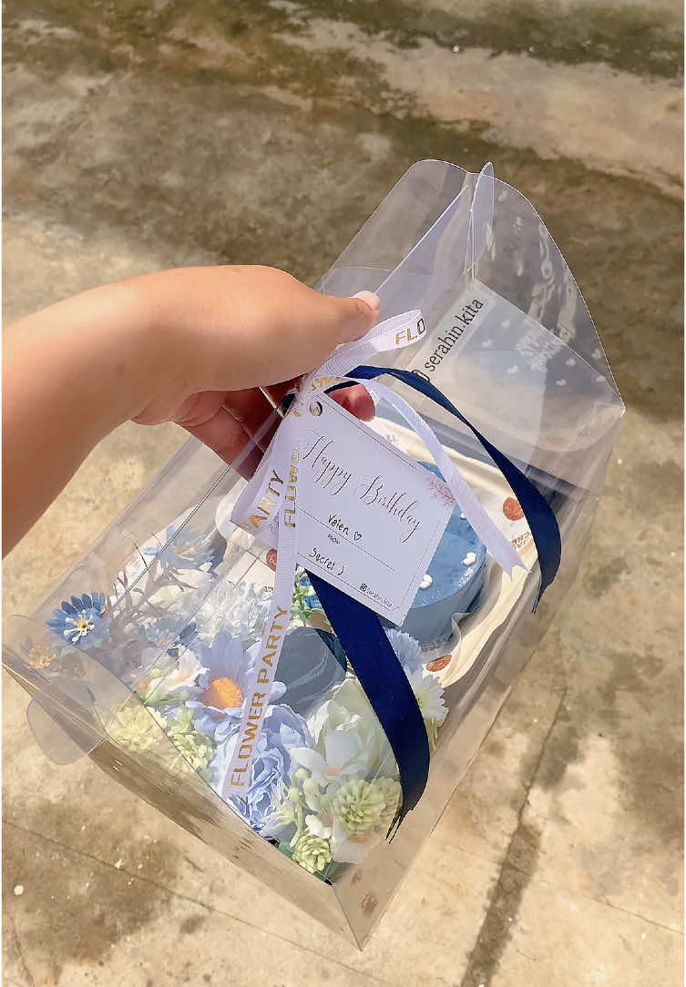 Thanks for order💖 #fy #fyp #fypage #fypシ゚ #semarang #semarangstory #kadowisuda #hadiahwisuda #wisudasemarang #kampussemarang #birthdaygift #hadiahulangtahun #flowercake #flowerboxcake #cakesemarang #bentocake 