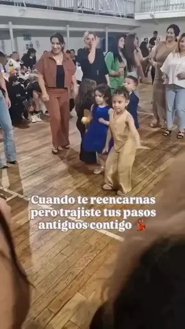 Lleva el ritmo de su vida pasada..😅#Viral #humor #foryoupage #viraltiktok #reencarnacion #foryou #fypシ #fyp #viral #divertido 