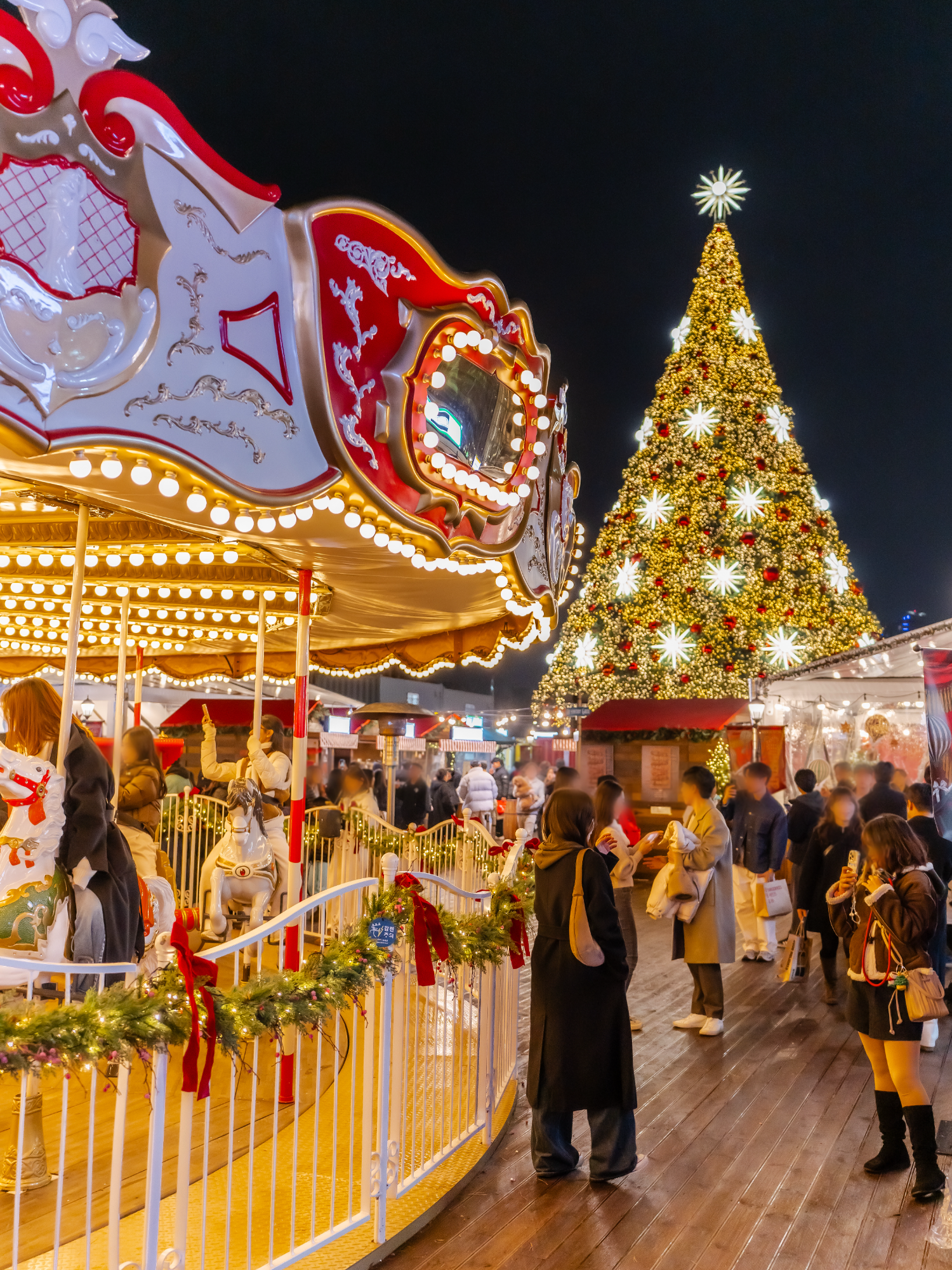 𝑊𝑖𝑛𝑡𝑒𝑟 𝐶ℎ𝑒𝑒𝑟. Christmas Market is here with a towering tree, carousel, festive ornaments, wine, and treats. Check out the 3D mapping show, pop-ups and food stalls! 🎄 𝟐𝟎𝟐𝟒 𝐋𝐨𝐭𝐭𝐞 𝐂𝐡𝐫𝐢𝐬𝐭𝐦𝐚𝐬 𝐌𝐚𝐫𝐤𝐞𝐭 📍 𝐉𝐚𝐦𝐬𝐢𝐥 𝐖𝐨𝐫𝐥𝐝 𝐌𝐚𝐥𝐥 𝐒𝐪𝐮𝐚𝐫𝐞  Thanks to our VS Crew 🫡 📷 [Instagram] @henryjoo3 #VisitSeoul #Seoul #SouthKorea #Travel #Winter #Festival #Events #Christmas #Season #EndYear #Holidays #TikTokViral #TikTok