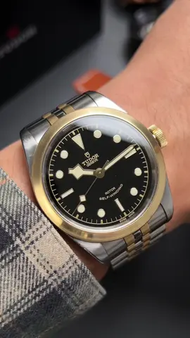 🇨🇭Tudor Black Bay S&G M79543-0001 hàng lướt – Cơ hội sở hữu đồng hồ 41mm thép và vàng 18K, máy tự động Calibre T601, zá tốt tại Phố. 🤟 #Tudor #tudorblackbay #donghopho #donghochinhhang #wristshot #watches 
