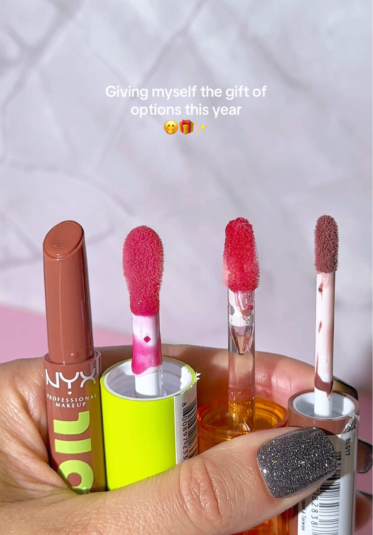 Which one’s your fav? NYX really do make the best lippies!   @NYX Professional Makeup *gifted product Set includes: Fat Oil Slick Click Fat Oil Lip Drop Duck Plump Butter Gloss #nyxcosmetics #nyxfatoil #nyxduckplump #nyxbuttergloss #fatoil #slickclick #duckplump #buttergloss #lipgloss #glossylips #preppy #drugstoremakeup #affordablemakeup #lipoil #plumpinglipgloss #lipglossmixing #lipstickswatches #swatches #lippiecollection #lipcombo #holidaygiftideas #giftsforher #holidaygiftset #decemberfinds #tiktokshopholidayhaul 