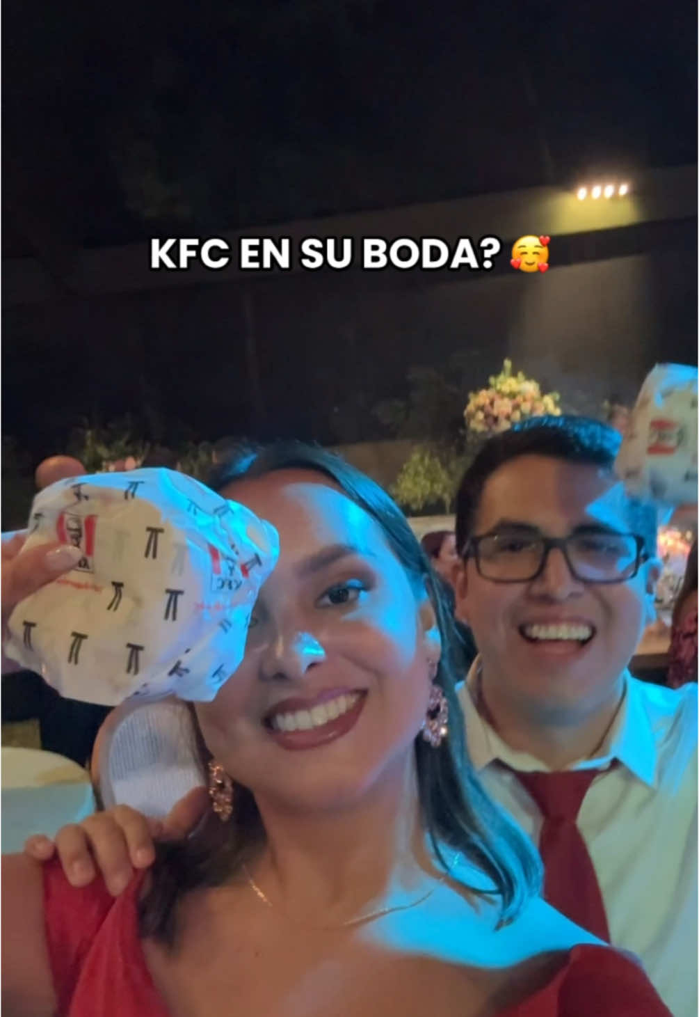 Respuesta a @Clau_sqy Tenemos la primiciaaa 🤩🥳 Ya pueden pedir KFC en su boda 💍 Aquí les dejamos los datos: Correo: ventascorporativas@franquiciasperu.com Celular: 962357012 #kfc #labajona #antojaddos #kfcperu #bodas #weddingplanner #catering #eventos #kentuckyfriedchicken 