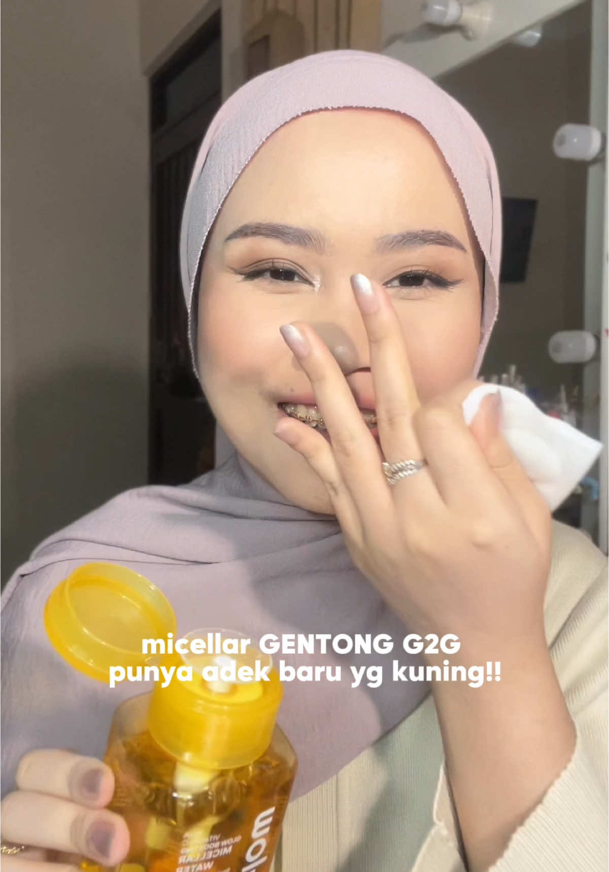 so far so gooddd yg baru si kuning ini ga bikin kusam🫶🏻 #mudellarwaterg2g #micellarbarug2g 