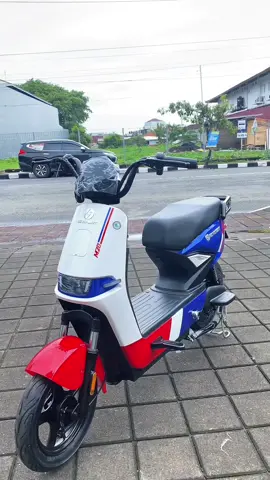 Sevenbot M20💫 Tampilan yang dapat mencuri perhatian😍 Dengan desain Sporty dan Modern Cocok untuk pria dan wanita semua kalangan nih🥰 Tersedia semua warna  •White 3 Colour •Coral Red •Sakura Lime dan •Charcoal Black  #fyp #foryoupage #foryoupageofficiall #fyppppppppppppppppppppppp #sepedalistrik #sevenbot #sepedalistrikmurah #sepedalistrikindonesia #sepedalistrikbali #sepedalistrikdenpasar #denpasar #denpasarnow 