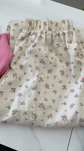 Set bộ nữ áo thun croptop cổ tròn kết hợp quần hoa nhí ống suông