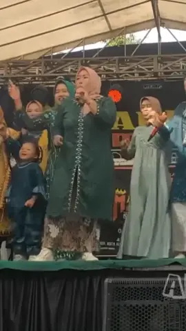 bantu saling taun share ,,biar video nya makin viral ..Lampung menyala🔥🔥🔥kalian kalo punya emak kayak gini gimna ?😂 @deliaputrie37  #xyzbca  #trending  #fypシ  #viraltiktok  #hastag  #fypage 