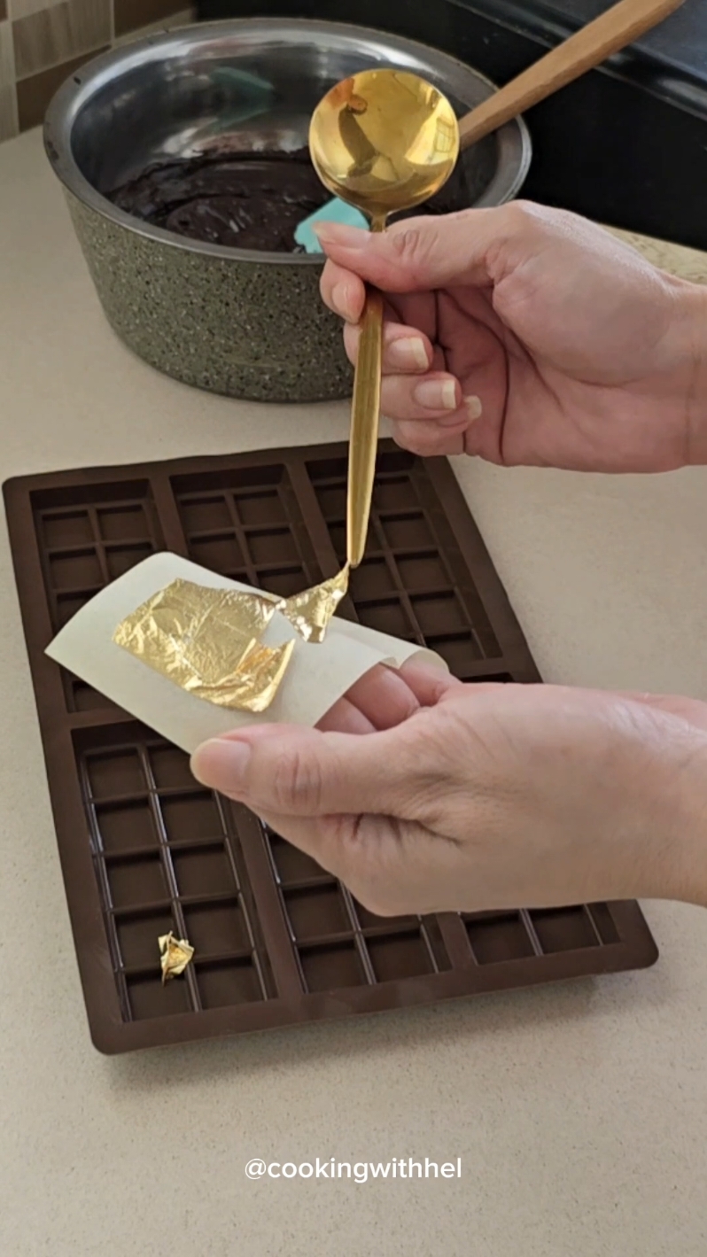 Hai... Hel buat lagi nih, olahan coklat dari ubi ungu, kali ini buat versi coklat batangan. Sweet potato chocolate bar By @CookingwithHel   Bahan - ubi ungu kukus 250 gr - almond slice sangrai 50 gr (optional) - dark cooking chocolate 150 gr (100 gr untuk isian, 50 gr buat coating) - coklat bubuk 20 gr - madu 2 sdm (sesuai selera) - edible gold buat hiasan Cara buat bisa lihat di video #coklatubiungu #kreasiubiungu #sweetpotatochocolate