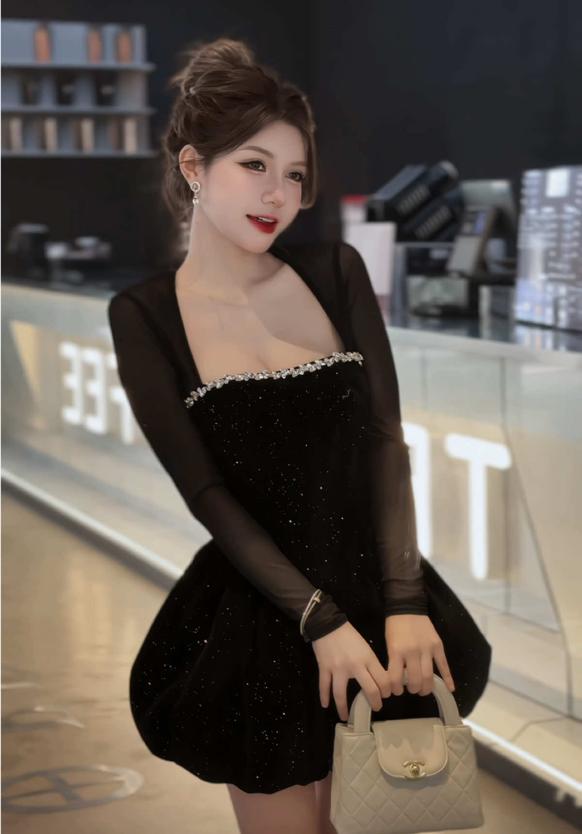 “Người ta hào phóng tặng bạn một lời hứa, bạn vui vẻ đón nhận và cứ thế đợi chờ. Nếu yêu, người ta đã không để bạn chờ. Nếu thương, người ta đã đi tìm bạn ở bất cứ nơi nào trên trái đất. Người thật lòng với bạn sẽ không tiếc thời gian dành cho bạn, không lý do để biện minh mà sẽ dùng hành động chân thành đối đãi. Kẻ không thương, vậy mà bạn cất công đợi. Đôi khi con người ta cũng tham lam lắm! Có người thương rôi lại muốn có tình nhân. Đến cuối cùng người luôn trân trọng tình yêu lại là người đau lòng nhất”#flypシ #xuhuong #xuonghuongtiktok 