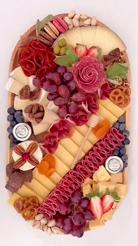 Это максимальное количество сортов сыра на одной тарелке.  Если разбить по категориям, что имеем 1. Мягкий сыр 2.Сыр с плесенью  3,4 Полутвердый сыр 2 сорта ( можно один сорт сделать цветной сыр) 5. Экстра твердый сыр Если вам еще пока не получается создать эффектную сырную тарелку, не расстраивайтесь, и помните: это навык, который под силу каждому.  Тут важна насмотренность и практика #онлайнсыроделие #обучениесыроделию #обучениеонлайн #сырмосква #гхи #творогдомашний #маслогхи #сырнаятарелка 