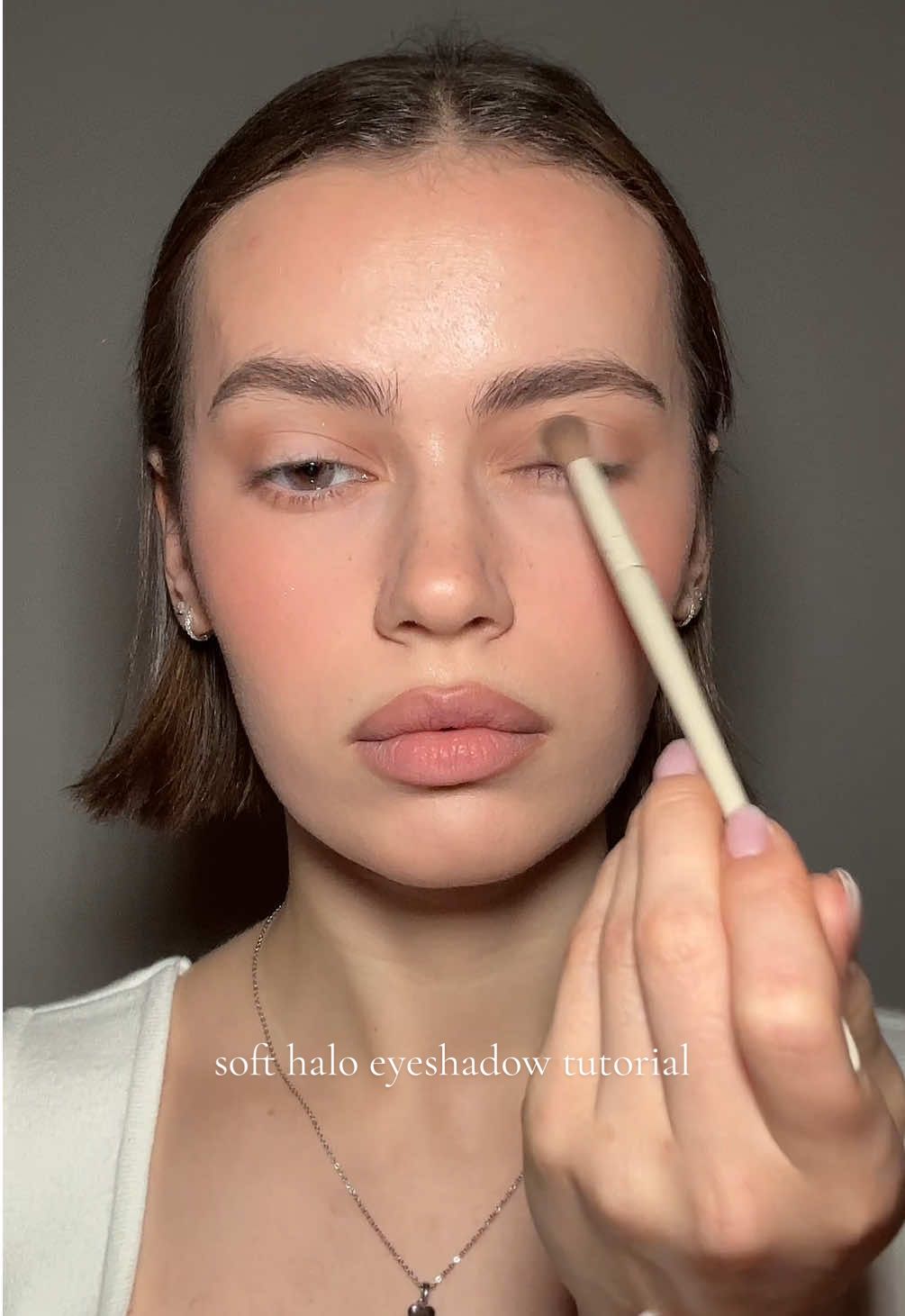 Subtle halo eyeshadow look 🤍 #makeup #eyeshadow #eyeshadowtutorial #eyeshadowlook #beauty 