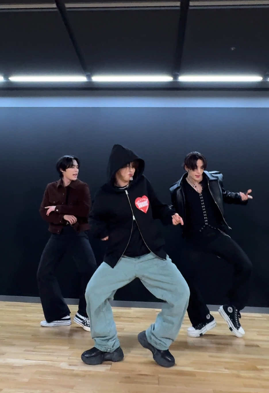 리노 & 현진의 #WalkinOnWater Challenge 💦 w/ #아이키 #aiki 님!🌠 #StrayKids #스트레이키즈 #리노 #LeeKnow #현진 #Hyunjin #合 #HOP #StrayKidsComeback #YouMakeStrayKidsStay #NewMusic