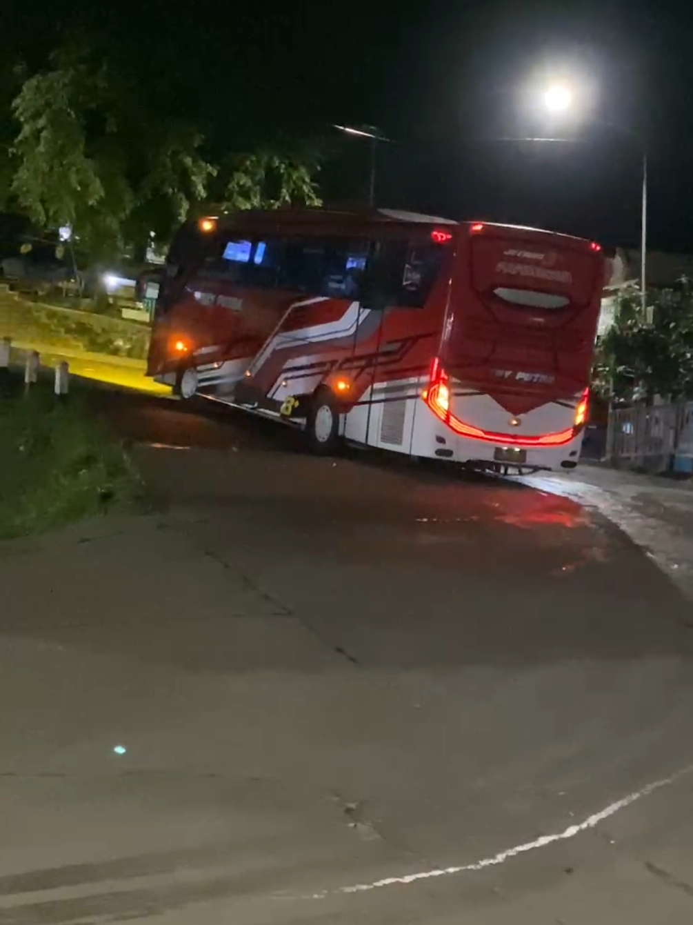 Muria Raya . .. #edyputratrans #edyputraofficial #buspringsewu #cinematikbus #pesonabusindonesia #sewabuslampung #vidiobus #vidiobusvirall #busviral #storybus #fypシ゚viral #buspariwisatalampung #pariwisata #gunungmuria 