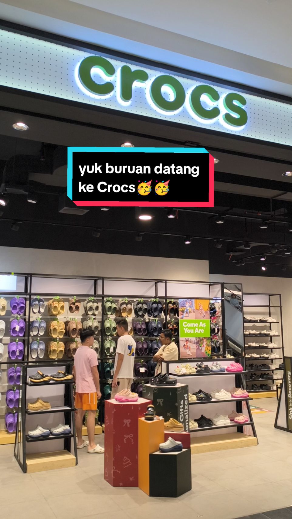 #crocs || Silahkan yang lagi nyari Crocs boleh Langsung datang ke store Crocs yang berada di Grand Batam Mall🥳 kita buka dari jam 10.00pagi sampe jam 22.00 malam🤗 dan kita juga lagi ada promo discount buat jibittnyaa dan untuk sendalnya discount up too 50% dan tidak semua sendal Crocs nyaa discount hanya sebagian 🥳🥳🐊 #batam #batamtiktok #jelajahibatam #batamviral #grandbatam #crocsbatam 