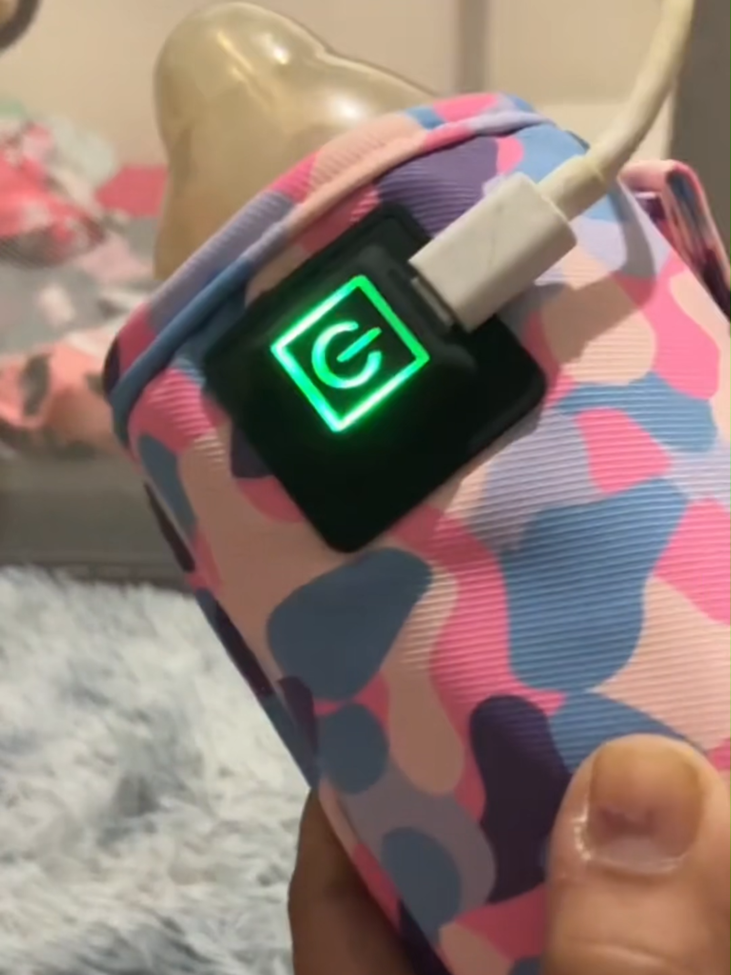 Bring the warmest feeding experience to babies! This bottle insulation cover is not only for insulation, but also a parenting helper for every mother. Baby's milk is always just right, feeding is no longer afraid of being too cold or too hot#BabyFeeding #MilkWarmer #bottlewarmer #babylife #bottle #MomLife