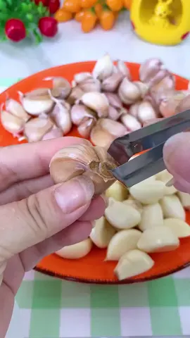 t17Penjepit pengupas bawang putih stainless steel, gunakan untuk mengupas bawang putih dengan cepat dan tidak tangan pedas, Anda bisa mengupas 200 buah dalam satu menit, dan kuncinya adalah tidak melukai daging.