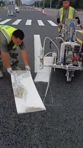So that's how the signs on the ground are painted. #skill #amazingChinesepeople #workers #efficient #interesting #signs #traffic #Chinaspeed #food Credit to 1284333021 on Xiaohongshu.