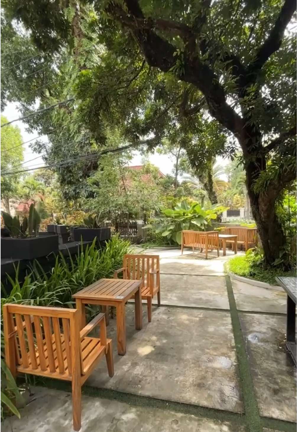 terakhir kesini jaman kuliah dulu & ternyata masih nyaman buat wfc / nugas sampe sekarang. Apalagi vibe lagi mendung terus gini,tambah betah pol saking tenang lingkunganya disini.  Ada yang masih suka kesini juga?  📍 habbit eatery  Jl. Lawu Malang _________________ #fyp #habbit #habbitmalang #cafemalang #kopimalang #coffeemalang #coffeeshopmalang #malanghits #placetogomalang #malangfoodies 