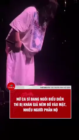 Theo đoạn clip được lan truyền trên mạng xã hội cho thấy Billie Eilish không khỏi giật mình khi chiếc vòng cổ đập vào mặt cô. Tuy nhiên, nữ ca sĩ trẻ đã xử lý tình huống này một cách đầy chuyên nghiệp khi vẫn tiếp tục biểu diễn trước khi ném món đồ trang sức sang một bên với sự bực bội nhẹ. #vtvtimes #vtvonline #vtvonair #news #tintuc #thoisu #nucasi #dangbieudien #khangia #nemdo #vaomat #nhieunguoi #phanno