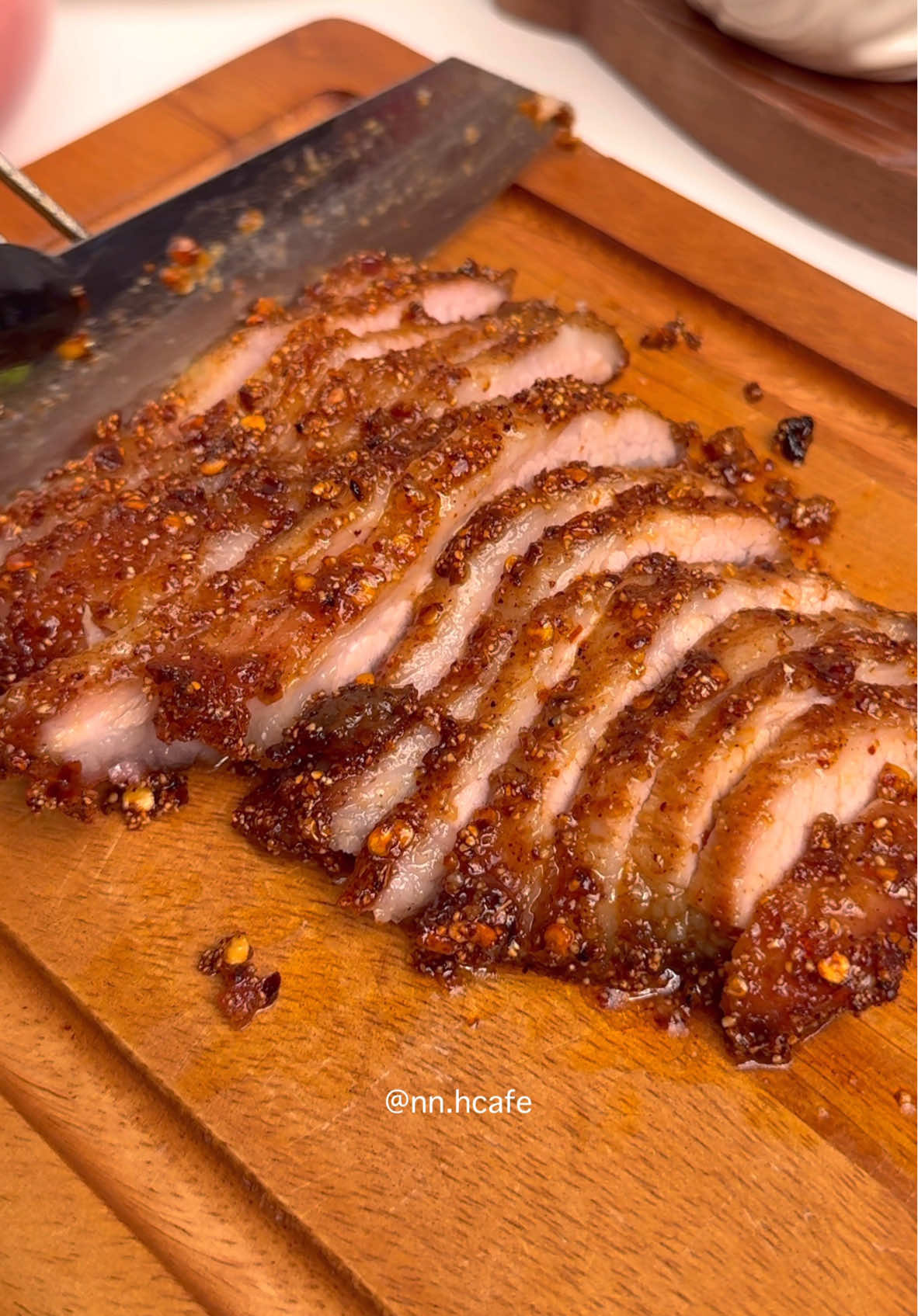 คอหมูย่างคลุกฝุ่น 💖 #simplus #simplusth #menwinbegin #ครัวtiktok #ห้องครัวtiktok #เมนูง่ายๆ #เมนูประจําวัน #เมนูหม้อทอดไร้น้ํามัน #คอหมูย่าง #คอหมูย่างคลุกฝุ่น #เมนูปีใหม่ @Simplus_TH 