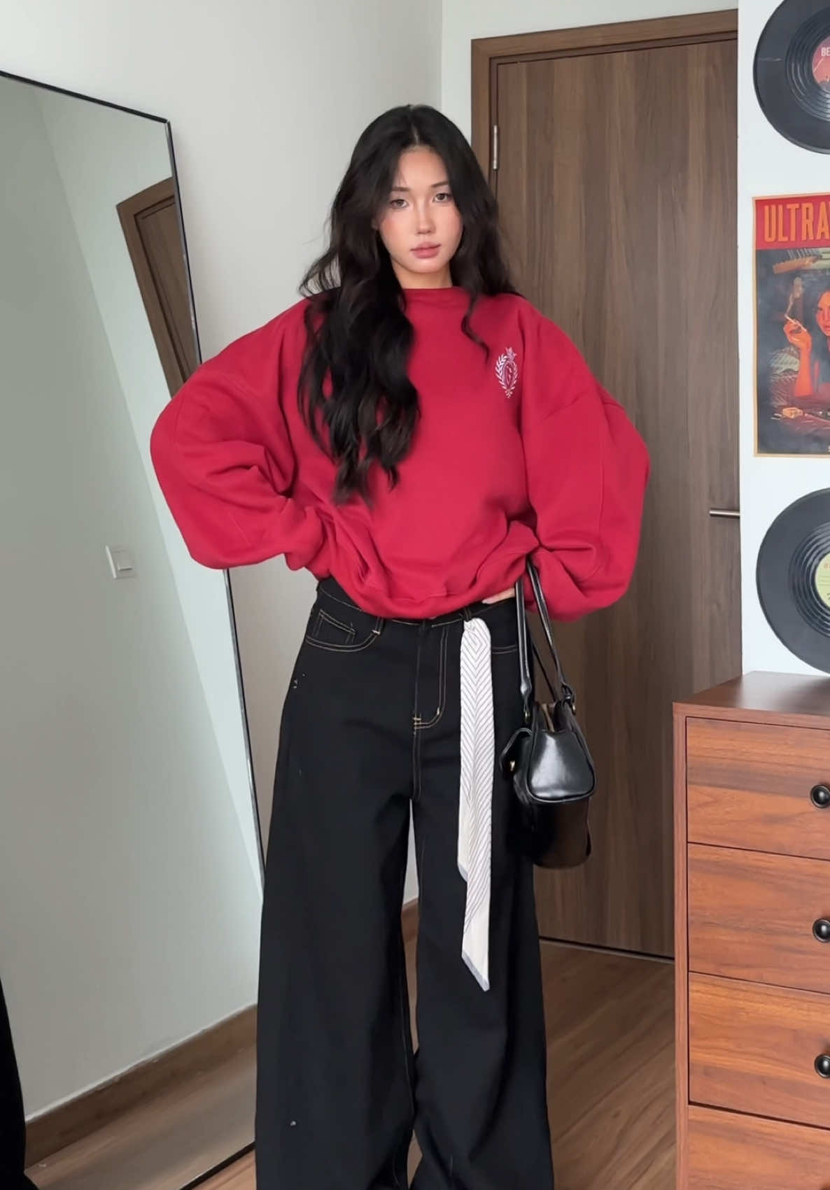 Lynh đánh giá cao hai b áo này vì giá giao động 1.5.9 tới 1.7.9 nma chất lượng hơn vậy đỏ là nỉ lô.ng ca.o còn xám là hai d.a á độ mịn và thoải mái k thua gì những con tầm giá cao hon #phoidoxinh #mixmatch #phốiđồđẹp #noel #swt #hoodie 