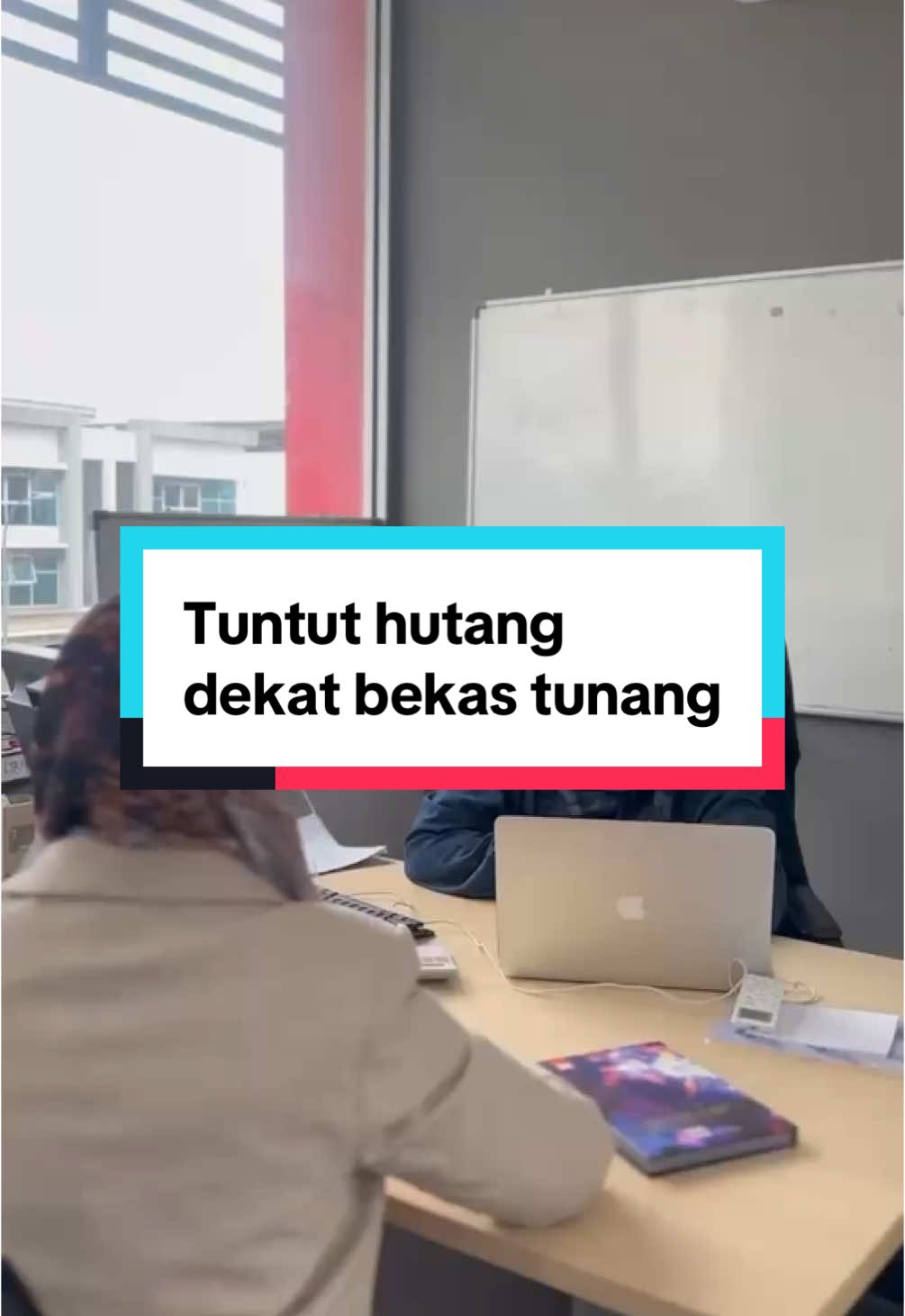 Sudah keluarkan duit untuk majlis, tetapi tiba-tiba putus tunang? Bolehkah anda tuntut kembali kos yang sudah dibelanjakan? Jika anda berada dalam situasi ini, dapatkan khidmat peguam Syarie untuk mengetahui hak anda dan cara terbaik untuk menuntut kembali kos-kos yang telah dibelanjakan. #UndangUndangSyarie #MahkamahSyariah #HakWanita #PeguamSyarie #TuntutanKos #PerhubunganSyarie  #putustunang #peguamsyarie 