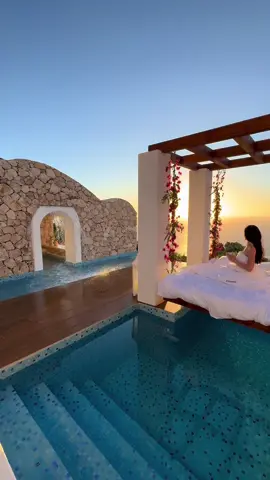 Imagine waking up here✨ #hotel #sunrise 