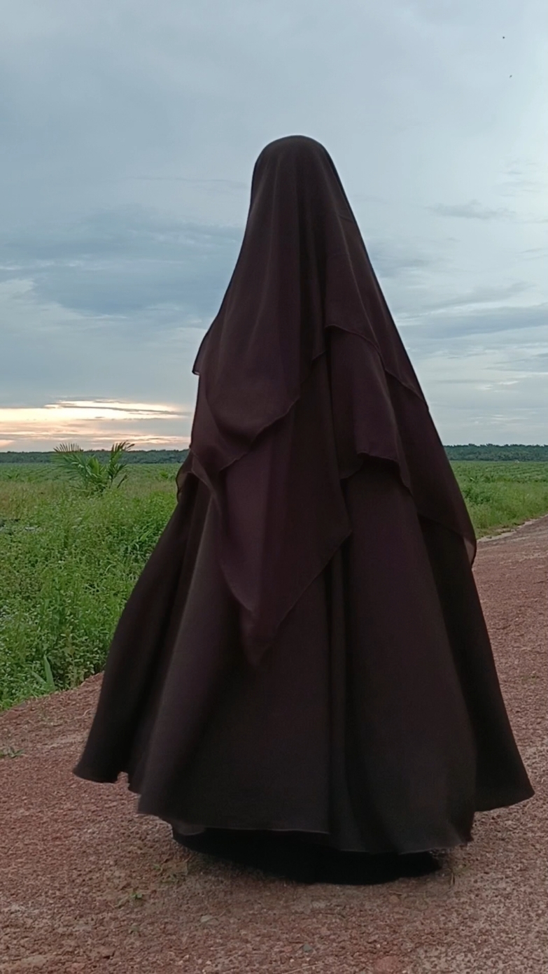 qodarullah karna pake yg cadar model non rempel kurang nyaman.. jadilah pake cadar tambahan.. buat antunna yg mau co khimar safar ini wajib request cadar ya.. aku punya rekomendasi model cadar yg nyaman dipake.. yaitu cadar rempel samping.. ada 2 pilihan lengan dan non lengan.. wajib tulis dipesan opsional juga full obras.. jazaakunnallahu khoyr.. #khimarsafar #jilbabsafar #safar #purdah #jilbabritz #khimarritz #cadarritz #jetblack #jb 