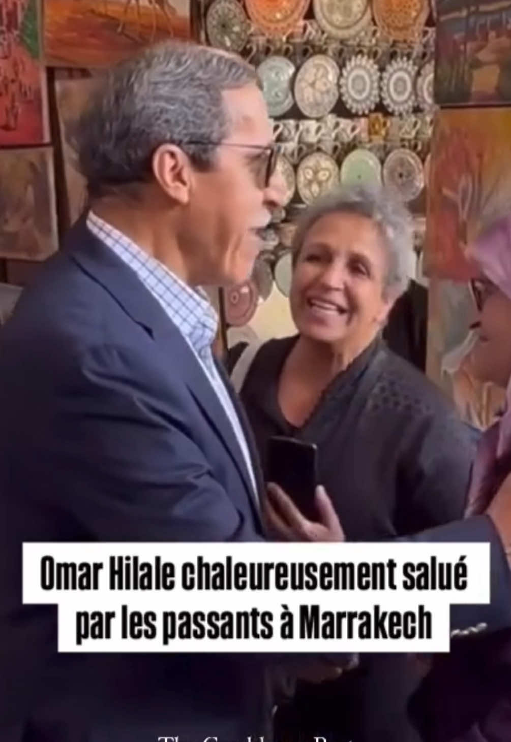 Omar Hilale, le représentant permanent du Maroc aux Nations Unies, populaire auprès du grand public pour sa défense déterminée de l’intégrité territoriale du Royaume, a été chaleureusement accueilli par les passants de la médina de Marrakech. #Maroc #المغرب 