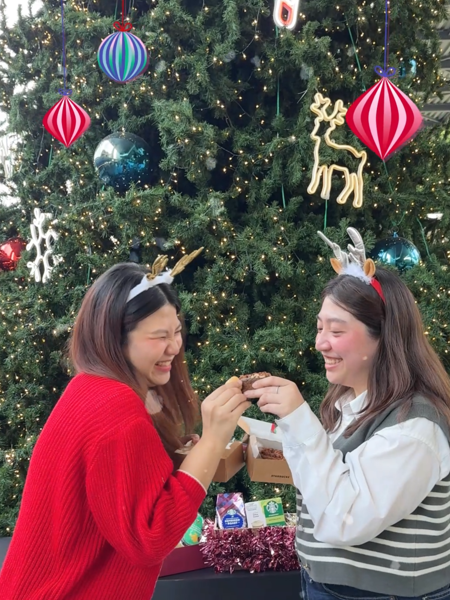 ของขวัญคริสต์มาสดีๆ นาทีนี้ก็ต้องสตาร์บัคส์แล้วป่าว! ไม่ว่าจะให้ใครหรือชอบสินค้าแนวไหน ก็แวะมาช้อปที่ร้านสตาร์บัคส์ได้เลย Whatever’s on your wishlist, we’ve got the perfect gift. 🎁 ❤️ #MerrierTogether #StarbucksTH