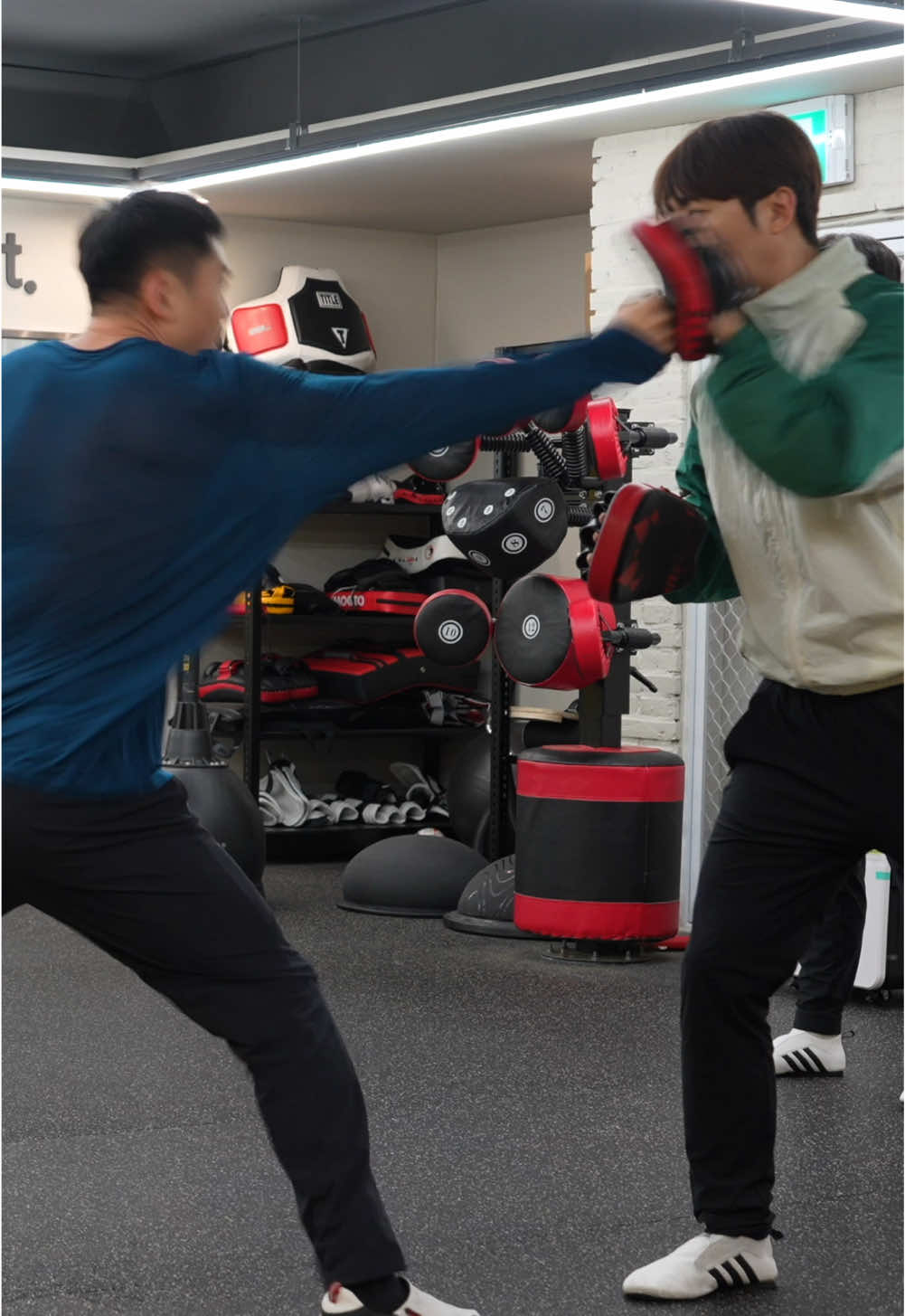 Mitt training.  . #brucelee #martialarts #jkdstudio #Motivation #Disciplin #Fyp #workout #jkd #exercise #kick #punch #garosugil #이소룡 #절권도스튜디오 #운동하는남자 #운동남 #가로수길