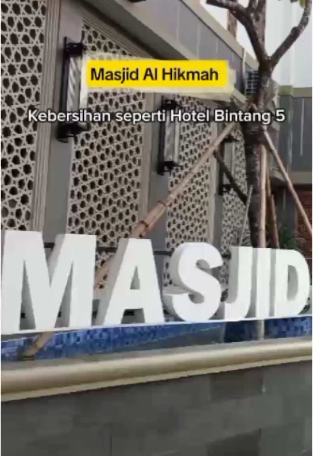 Bukan cuma rumah kita saja yang perlu dibersihkan tapi rumah Allah juga harus kita bersihkan hingga kinclong seperti hotel bintang 5 agar semua jamaah merasa nyaman dan khusyuk dalam beribadah di Masjid Al-Hikmah … . Ayo bantu kegiatan masjid dengan berdonasi melalui : 🏦 BSI 2017 1209 08 Atas Nama: Jariyah Al Hikmah Konfirmasi melalui : 085691555621  . #masjid #alhikmah #bogor 