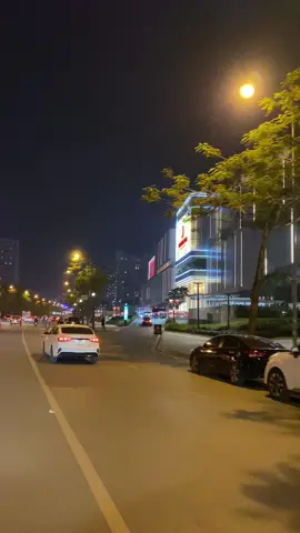 Người ta chỉ thích ở lại trong suy nghĩ của bạn , chứ không muốn ở lại cùng bạn cả đời #hanoi #langthanghanoi #chill #maimaikhongphaianh 