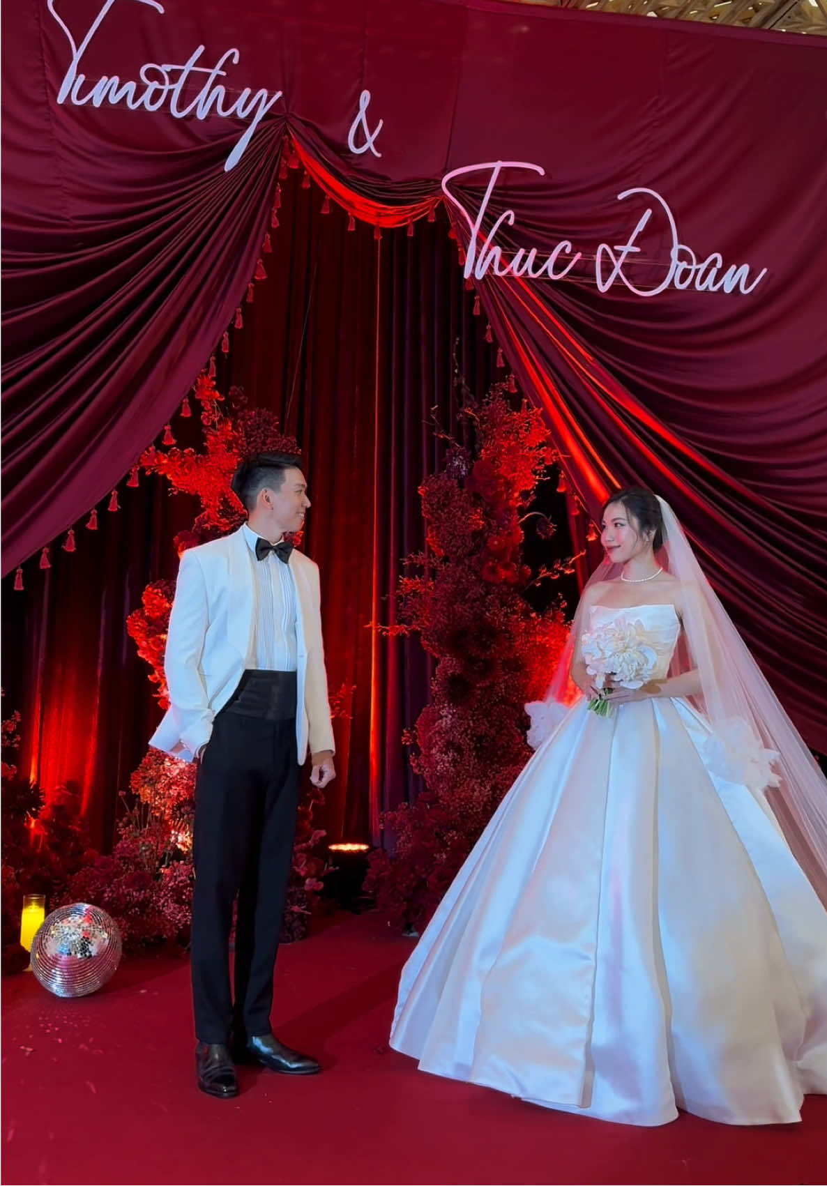 Tone đỏ quyền quý với những ánh nến lung linh, tạo nên không gian ấm cúng cho buổi tiệc  Decor: By Kiet Honey Wedding Planner Planner: @Wedding Planner by Zoé #trangtridamcuoi #decortiệccưới #fyp #trending #đámcưới #weddingplanner #trangtrítiệccưới #wedding #bykiethoneyweddingplanner