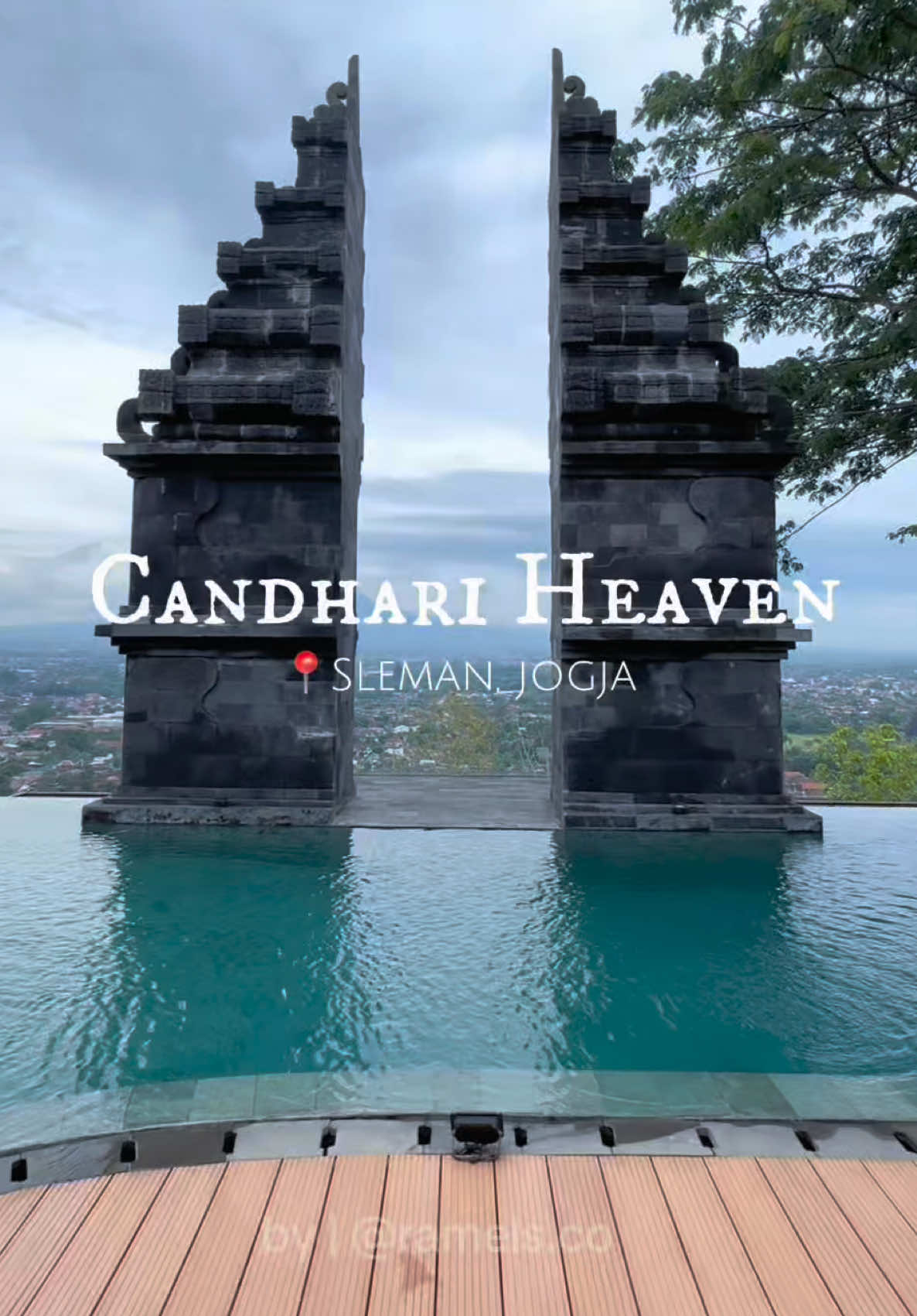 Jogja rasa Baliiiii, wowww 😍🇲🇨 Klo kalian gak mau waiting list sebaiknya reservasi dulu. Tapi kemarin aku dtg on the spot dan pas banget sepi jadi langsung duduk. Deposit/min order Rp 100.000/org View Candi Prambanan & Gunung Merapi ⛰️🩷💦 Buka Setiap Hari Jam 08.00 - 20.00 WIB 📍Candhari Heaven, Sleman #candhariheaven #view #prambanan #gunung #jogja #cafejogja #tempatviral #cafehitsjogja #placetogojogja #explorejogja #yogyakarta 