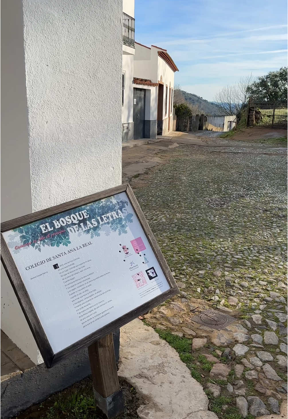 Senderismo Bosque de las Letras 📚 Una ruta mágica donde creerás que estás dentro de un cuento de hadas✨ Una ruta circular ligerita de apenas 5 km. Podrás disfrutar de sus vistas, riachuelos y animalitos, además de tener merenderos donde habrá un texto para leer y disfrutar. Y con una sorpresa a mitad de camino: una pequeña biblioteca donde que aportar un libro y, si te gusta alguno, llevártelo a casa ❤️‍🔥 Uno de mis senderos favoritos. #senderismoandalucia #huelva #sierradearacenaypicosdearoche #senderismoespaña #bosquedelasletras #senderismohuelva #bookstagram #libros #books #bookslover #recomendaciones #literaturaandalucia