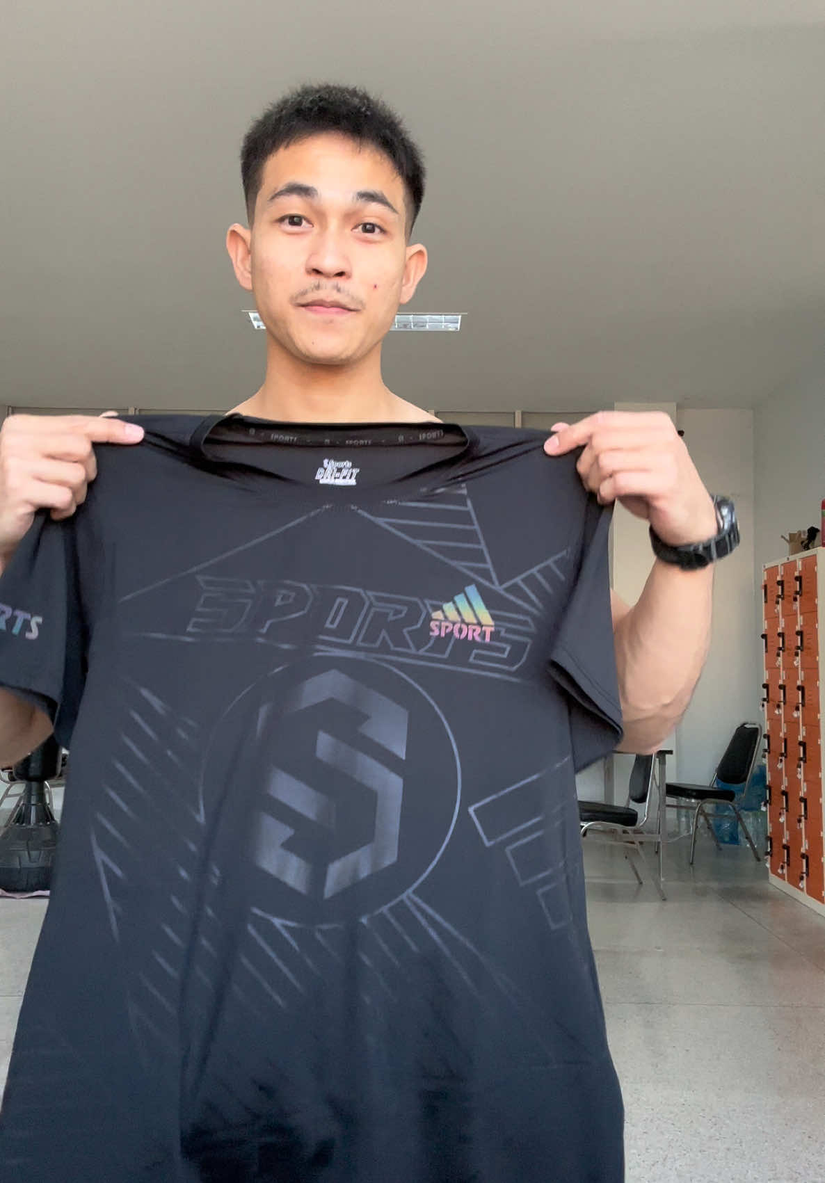 สนใจเสื้อกีฬาสวยๆ ตะกร้าล่างซ้ายมือได้เลยครับ👌🏻(ขอบคุณครับ)