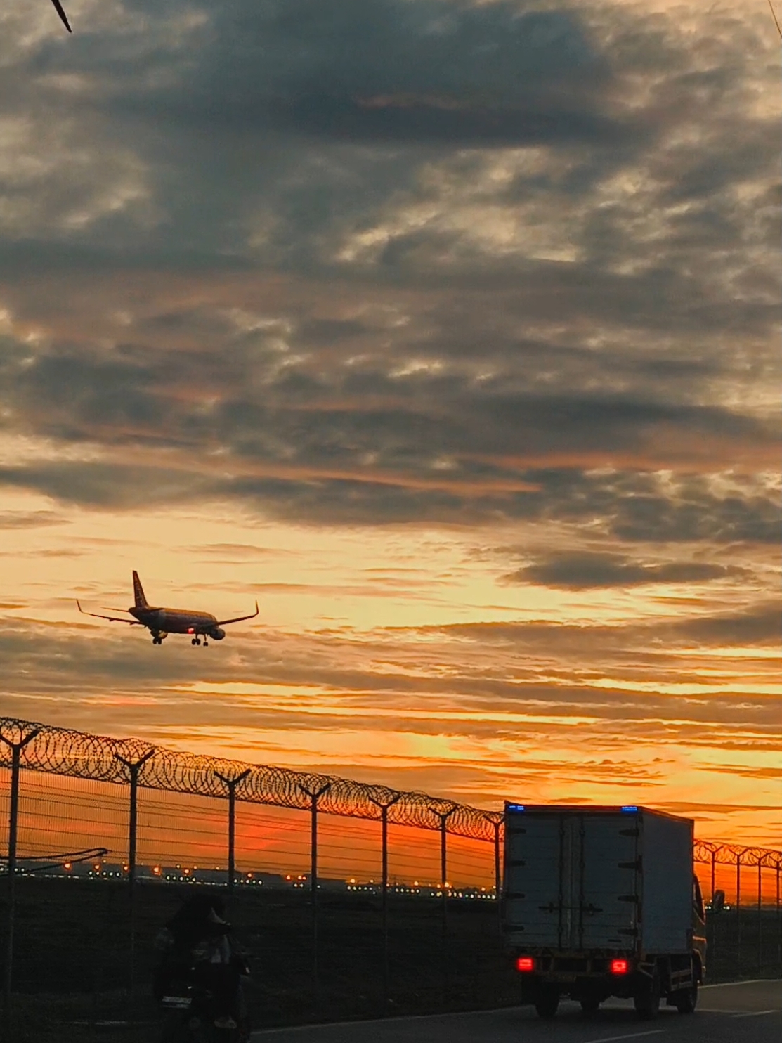 pesawat terbang airasia landing di bandara international sukarnohatta,dengan pemandangan sunset yang indah #bandarasoekarnohatta #airasia #pesawatterbang #sunset 