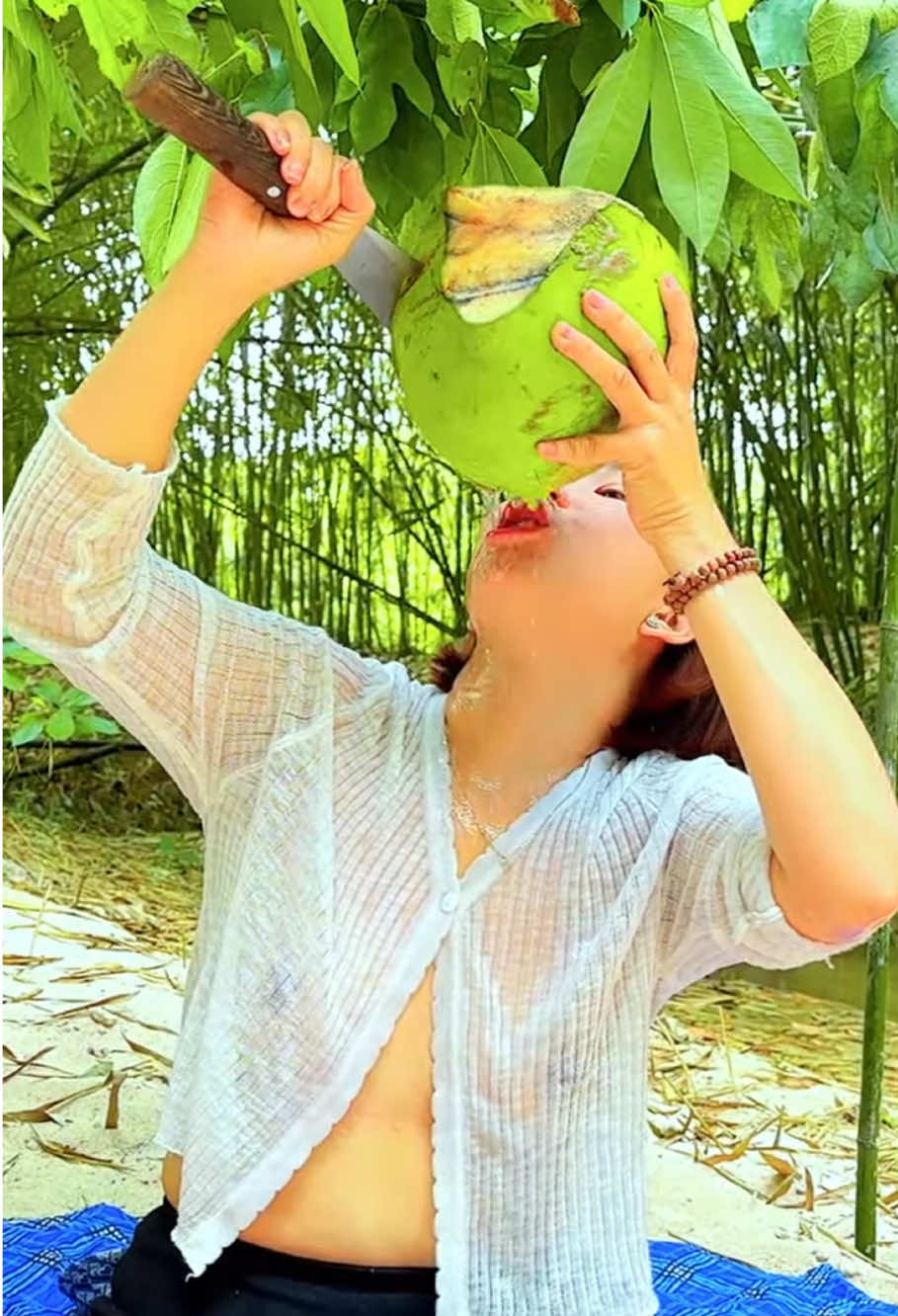 In order to escape the cruel national customs, the girl left home alone and traveled through the virgin forest!#built #viralvideo #fy #fyp 