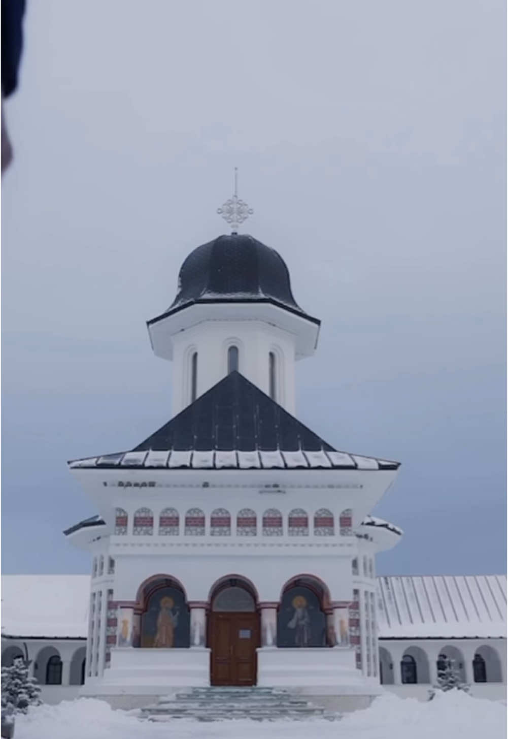 Totul a început la vârsta de 9 ani, plin de emoții, dar cu o pasiune imensă pentru muzică. Astăzi, după 14 ani, am decis să readuc la viață o piesă dragă din acea perioadă, o piesă care mi-a marcat începuturile. Am pus în această refacere tot ce am învățat, toate emoțiile și evoluția mea de până acum. E o bucată din sufletul meu și o pun astăzi în fața voastră. Vă invit să ascultați și să îmi spuneți cum vi se pare🎶❤️#colinde #studio #romania #fy 