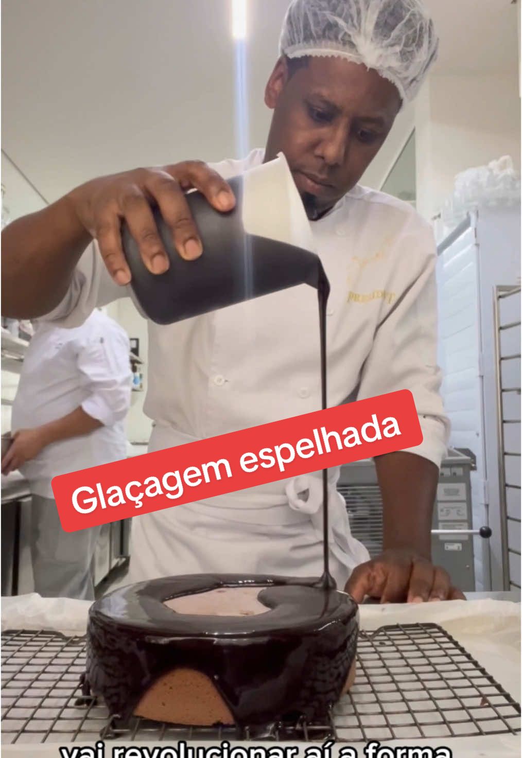 Glaçagem espelhada Essa glaçagem vai deixar seus bolos com muito mais brilho, e é muito fácil de fazer, são apenas cinco ingredientes! Você já tinha ouvido falar na na glaçagem espelho? Comenta aqui se gostou  da receita! Receita glaçagem •300 g açúcar refinado • 100 g água • 100 g creme de leite fresco • 100 g cacau em pó 100% • 11 gramas de gelatina em   folha hidratada em água gelada Modo de preparo Na panela junte a água e o açúcar leve para o fogo, hidrate a gelatina e reserve, quando a água e o açúcar começarem a ferver coloque o creme de leite deixar ferver novamente e acrescente o cacau em pó, misture tudo e deixe ferve em fogo baixo por 1 minuto! Desligue o fogo e por último acrescente a gelatina! Para aplicar esfrie até 35 graus! #glaçagem #receita #bolo #ooleira #sobremesa #chefpreto #glaçagemespelho #confeitaria #dicadeconfeitaria #confeitariafrancesa #tiktok