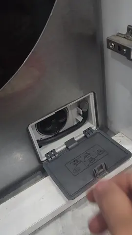 đây là nguyên nhân chủ yếu gây ra lỗi của máy giặt như; giặt xong nhưng không sạch. máy giặt bị lỗi.  khoang xả cặn thường được thiết kế ở mặt trước phía dưới góc phải của máy giặt. nó có tác dụng để chứa nước thải sau khi giặt xong rồi bơm ra ngoài.  nhưng sau mỗi lần giặt lượng nước bơm sẽ không hết được 100% nên phần nước còn lại chính là nước xà phòng, nước bẩn, rác to. để lâu ngày sẽ phát sinh ra vi khuẩn nấm móc mùi hôi và rác to còn làm kẹt cánh bơm của máy giặt gây ra lỗi . chính vì vậy cần vệ sinh bộ phận này tối thiểu 1 lần trong 1 tháng