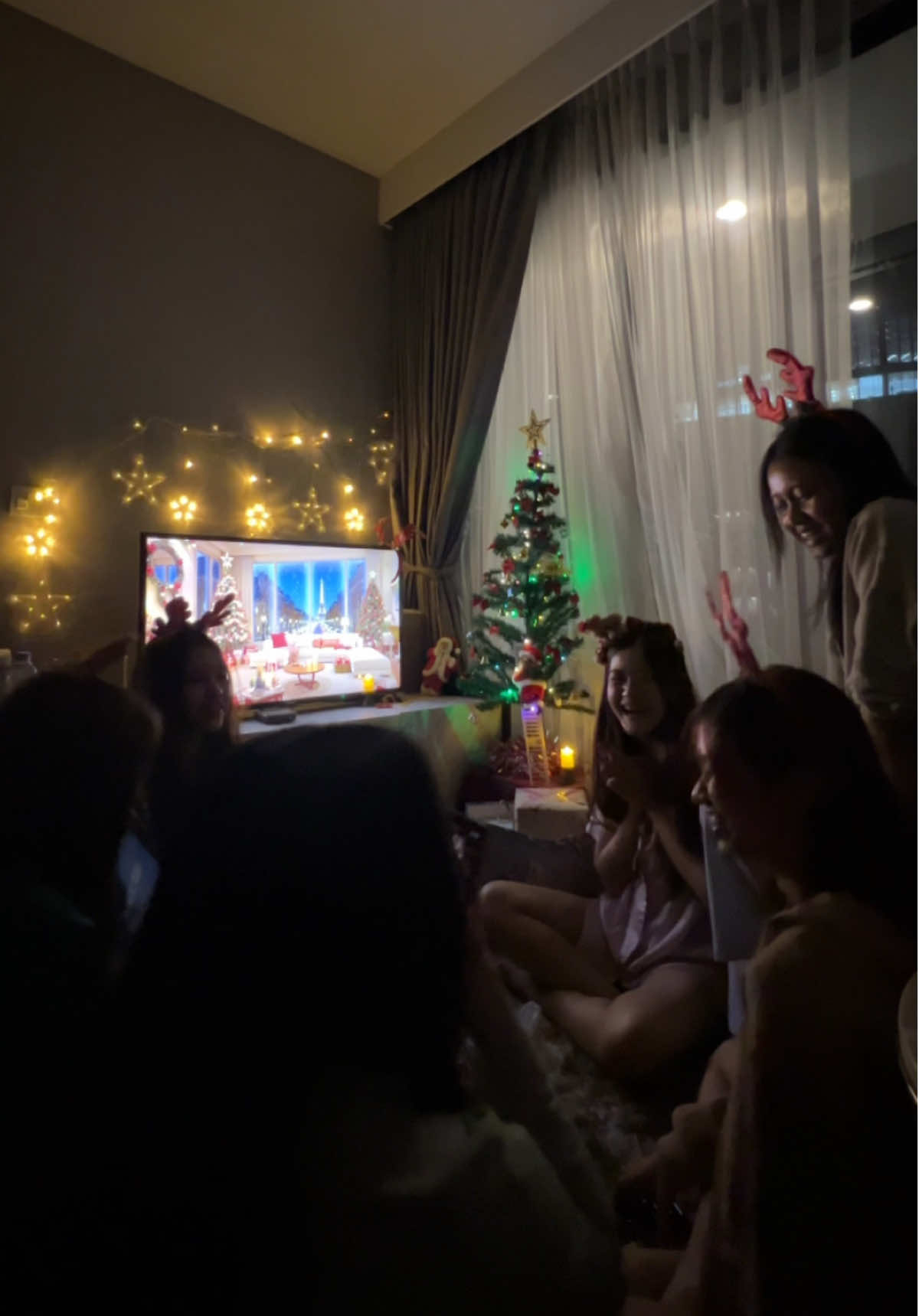 girly Christmas night 🎄🫳🏻👩🏻‍❤️‍💋‍👩🏻🎁🥛🥣✨♥️ #christmasvibes #christmaspajamas #christmasparty #christmasgirlsnight 