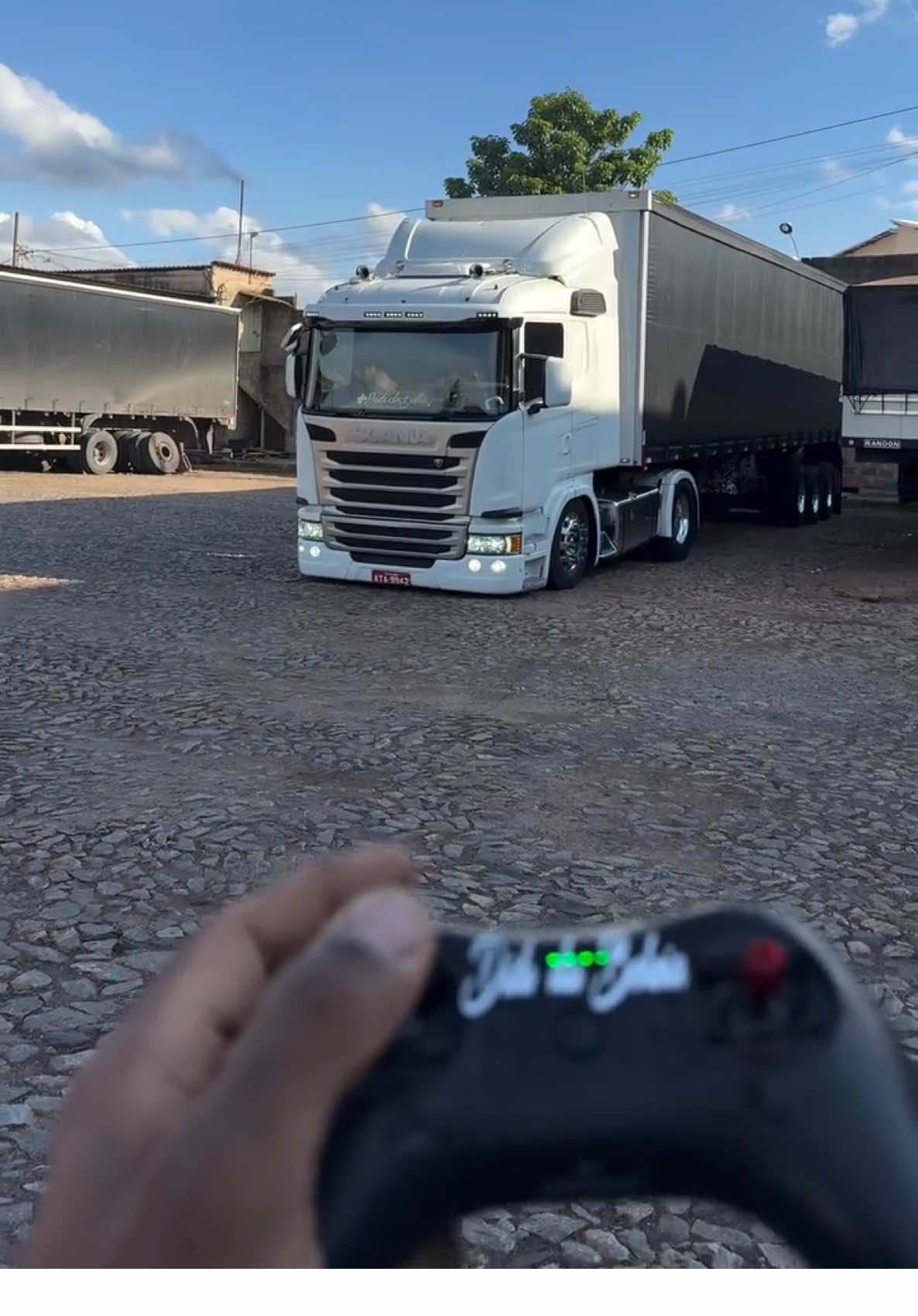 - Carrão engatado e marcha pro trecho.🛣️🚚💨 #scania #caminhao #carreta #rebaixada #suspensaoaar #sobcontrole #joystick #nopadrao #dididaboleia 