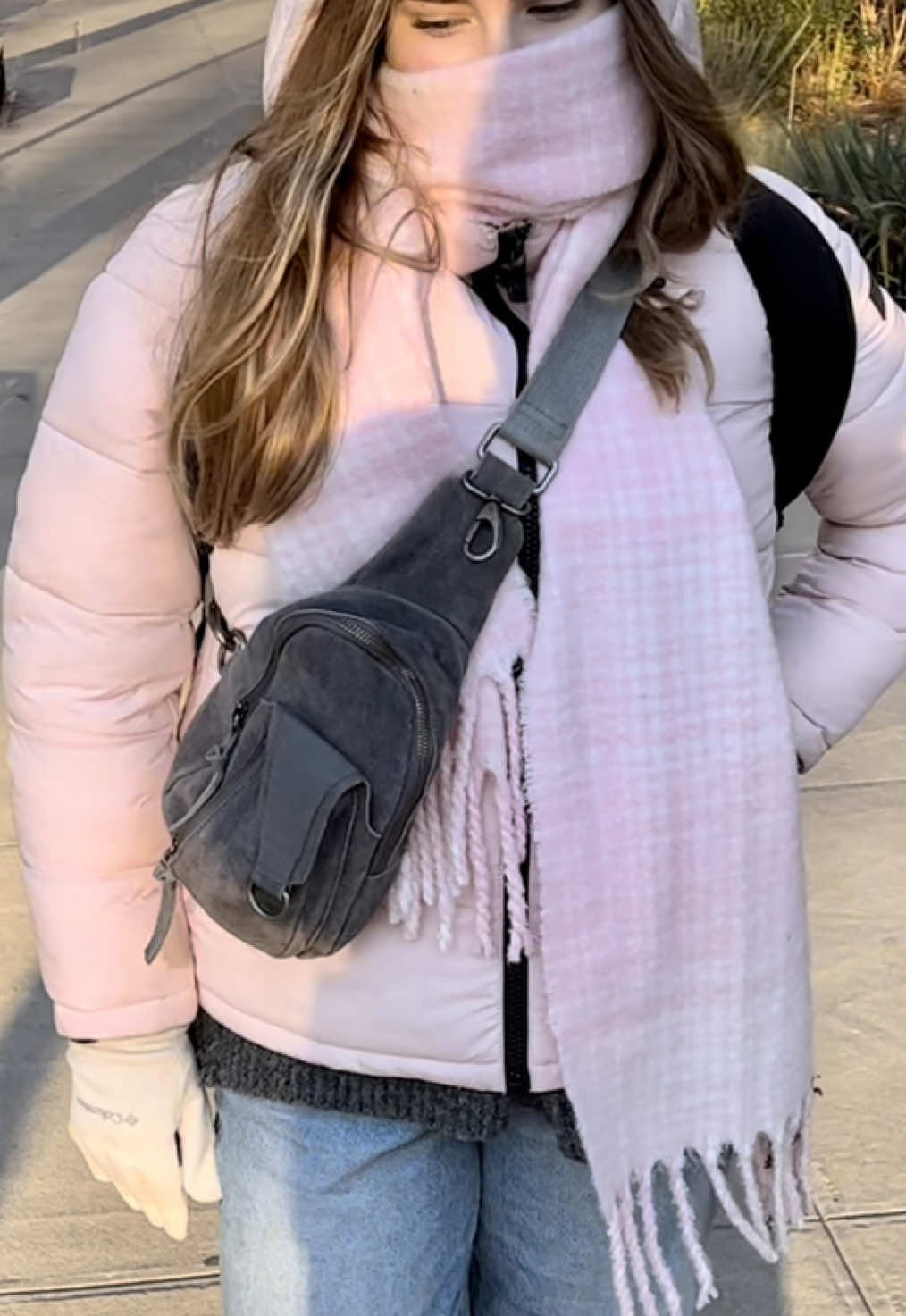 Because i found the viral @Victoria’s Secret Scarf💕🎀 Now I know why OOTD people are always holding a coffee…my hands have never felt so awkward and pointless than in this moment😭 #OOTD #nyc #fashion #pinkholidayremix #sweaterweather 